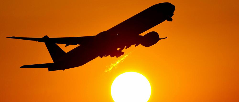 Warum wird Autobenzin stark besteuert, Kerosin für Flugzeuge aber staatlich begünstigt? Die Ungleichbehandlung ist Umweltschützern schon lange ein Dorn im Auge.