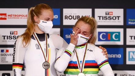 Auf dem Siegerpodest wurde es zwischen Weltmeisterin Emma Hinze und Silbergewinnerin Lea Sophie Friedrich noch einmal richtig emotional.