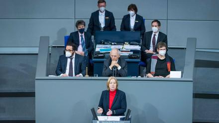 Vorgänger und Nachfolgerin in Aktion: Wolfgang Schäuble hört als Sitzungsleiter im Plenum des Bundestages zu, während die SPD-Abgeordnete Bärbel Bas ihre Rede hält.
