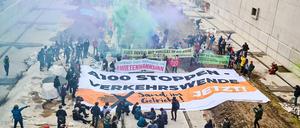 Klimaaktivisten unterschiedlicher Bündnisse (Ende Gelände, Extinction Rebellion und Sand im Getriebe) auf der Baustelle der A100.