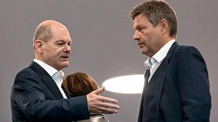 Im Gespräch - nicht nur bei "Anne Will": Olaf Scholz (l), SPD-Kanzlerkandidat und Bundesfinanzminister, und Robert Habeck, Bundesvorsitzender der Grünen, im Tagungsort für die Koalitionsverhandlungen.