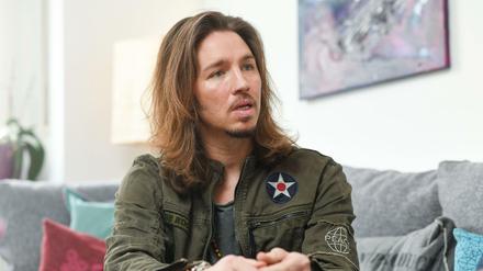Der Sänger Gil Ofarim gibt ein Interview. 