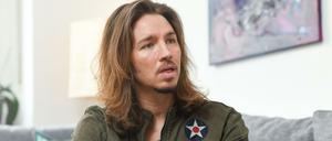 Der Sänger Gil Ofarim gibt ein Interview. 