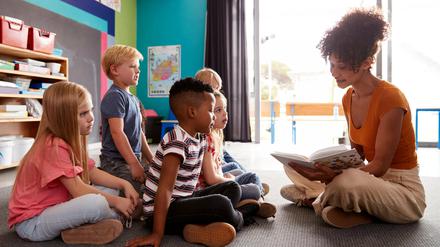 Vorlesen gilt als wichtiger Impuls für die Entwicklung von Kindern, sowohl für Lesekompetenz als auch für die Persönlichkeitsentwicklung und soziale Kompetenzen.