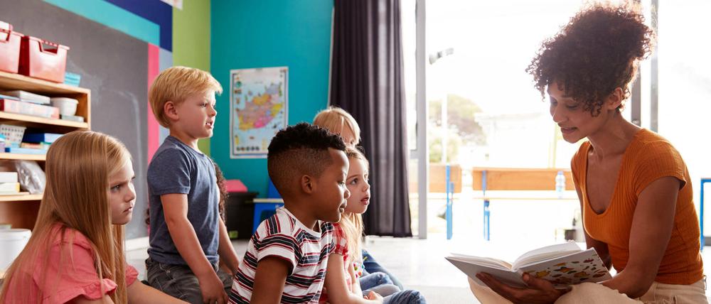 Vorlesen gilt als wichtiger Impuls für die Entwicklung von Kindern, sowohl für Lesekompetenz als auch für die Persönlichkeitsentwicklung und soziale Kompetenzen.