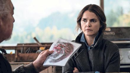 Die albtraumhaften Zeichnungen ihres Schülers beunruhigen die Lehrerin Julia (Keri Russell). 