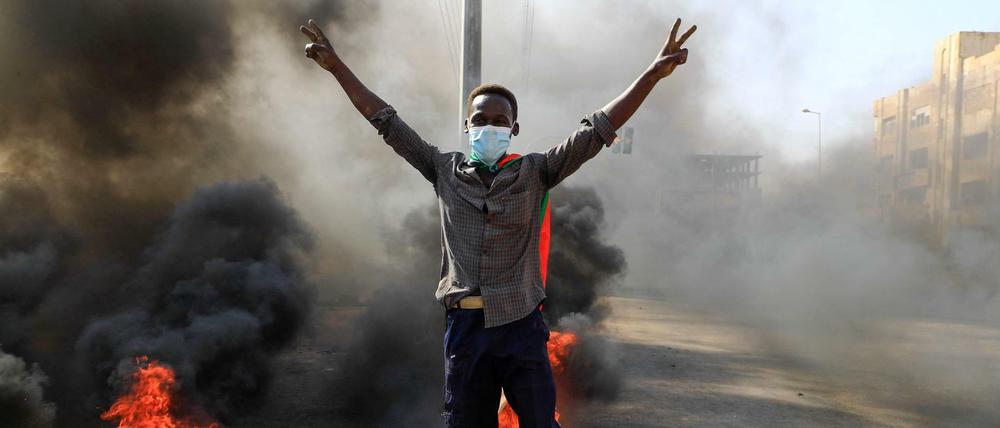 Putsch im Sudan: Ein Mann in der Hauptstadt Khartum