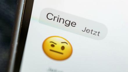 „Cringe“ auf dem Display eines Mobiltelefons