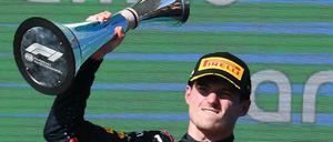 Weiter vorn. Max Verstappen feiert.