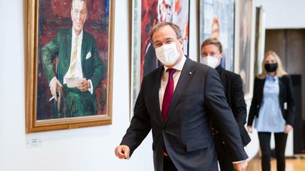 Armin Laschet (CDU) auf dem Weg, seine Urkunde zur Amtsbeendigung abzuholen