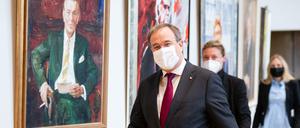 Armin Laschet (CDU) auf dem Weg, seine Urkunde zur Amtsbeendigung abzuholen 