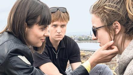 Zeugin Rosa (Henriette Nagel, rechts) und das Gangsterpaar Sophie (Anica Happich) und Moritz (Jan Bülow).
