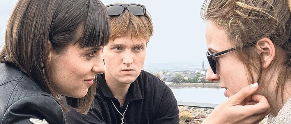 Zeugin Rosa (Henriette Nagel, rechts) und das Gangsterpaar Sophie (Anica Happich) und Moritz (Jan Bülow).