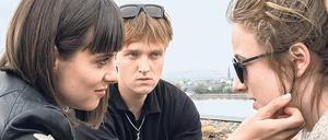 Zeugin Rosa (Henriette Nagel, rechts) und das Gangsterpaar Sophie (Anica Happich) und Moritz (Jan Bülow).