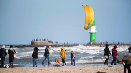 Ausflügler und Surfer in Warnemünde