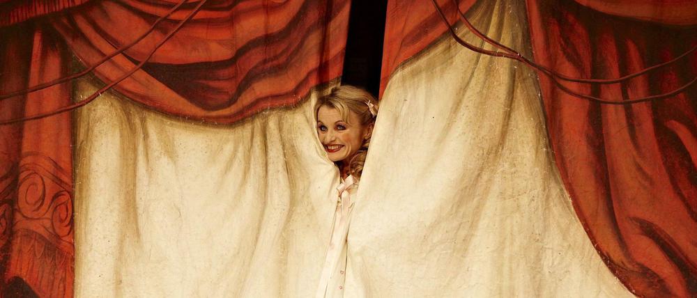 Szene aus Katharina Thalbachs "Barbier von Sevilla" an der Deutschen Oper.