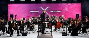 Keine Angst, die Software kann's noch nicht besser. Dirk Kaftan und das Beethoven Orchester Bonn bei der Generalprobe des Beethoven Orchester Bonn für die von einer KI vollendete 10. Sinfonie Beethovens.