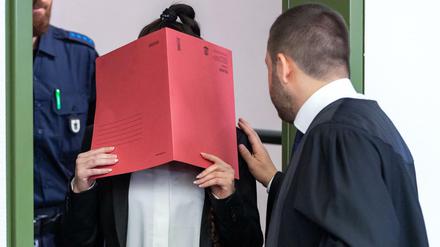 Mitschuldig am Tod eines Kindes. Das Oberlandesgericht München hat die einstige IS-Frau Jennifer W. zu zehn Jahren Haft verurteilt. Die Frau hatte im Irak ein jesidisches Mädchen verdursten lassen.