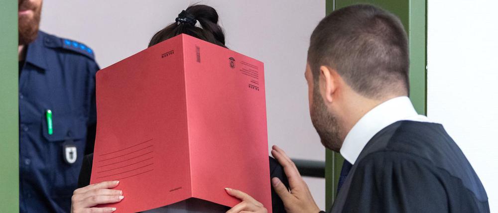 Mitschuldig am Tod eines Kindes. Das Oberlandesgericht München hat die einstige IS-Frau Jennifer W. zu zehn Jahren Haft verurteilt. Die Frau hatte im Irak ein jesidisches Mädchen verdursten lassen.
