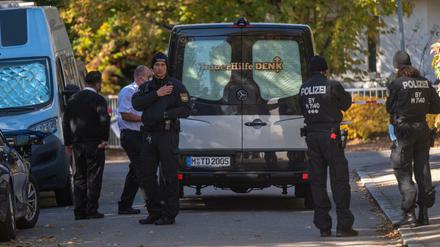 14-Jährige getötet: Bestatter und Polizisten am Tatort im Münchner Stadtbezirk Bogenhausen (am 24.10.2021)