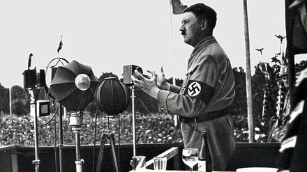 Hitler 1933 auf dem Nürnberger NSDAP-Parteitag 