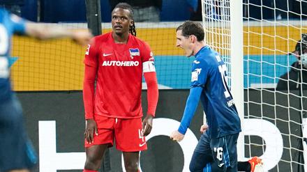 Herthas Kapitän Dedryck Boyata (links) erwischte gegen Hoffenheim keinen guten Tag. Kurz vor Schluss kassierte er auch noch eine Rote Karte.