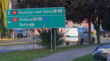 Ein Wegweiser nach Deutschland auf der polnischen Seite nahe der Grenzbrücke. 