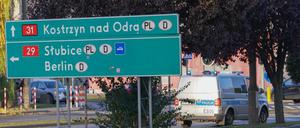 Ein Wegweiser nach Deutschland auf der polnischen Seite nahe der Grenzbrücke. 