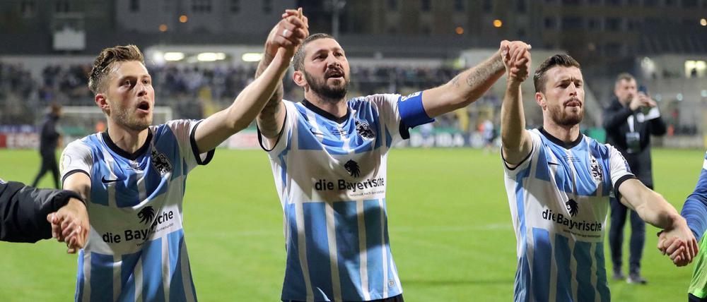 Mit Spaß bei der Sache. Sascha Mölders (Mitte) freute sich ganz besonders über den Erfolg in der zweiten Runde des DFB-Pokals.