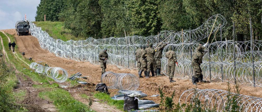 Polen rüstet die Außengrenze der EU zu Belarus mit Stacheldraht auf.
