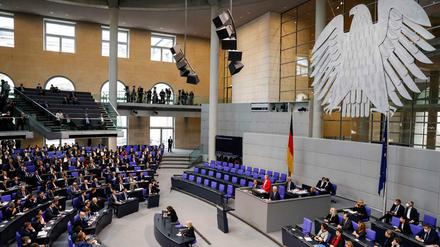 Die neue Bundestagspräsidenten will die Bürger besser einbinden - und fordert eine verständlichere Sprache der Politiker.