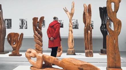 Eng wie im Atelier sind Louise Stomps Skulpturen aufgestellt.
