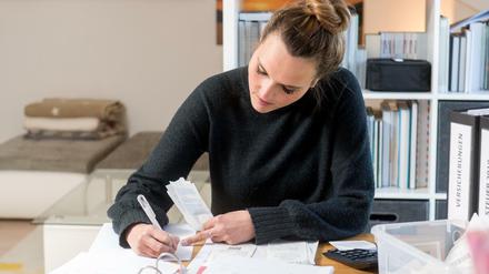 Sich einen Überblick über die eigenen Finanzen zu verschaffen, ist lästig. Aber es ist der erste Schritt, um mehr Geld anzusparen. 