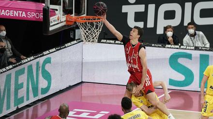 Ohne Rücksicht auf Verluste. Vladimir Lucic springt im Pokalfinale über Niels Giffey, der mittlerweile bei Zalgiris Kaunas spielt. 