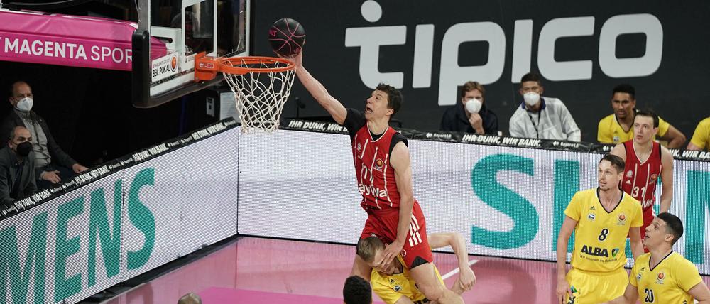 Ohne Rücksicht auf Verluste. Vladimir Lucic springt im Pokalfinale über Niels Giffey, der mittlerweile bei Zalgiris Kaunas spielt.