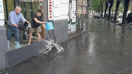 Wasser, Wasser, Wasser. Unwetter gehen über den Osten Siziliens und Teilen Kalabriens am Südzipfel von Italien nieder.