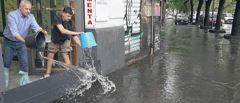 Wasser, Wasser, Wasser. Unwetter gehen über den Osten Siziliens und Teilen Kalabriens am Südzipfel von Italien nieder.