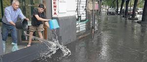 Wasser, Wasser, Wasser. Unwetter gehen über den Osten Siziliens und Teilen Kalabriens am Südzipfel von Italien nieder.