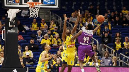 Gute Defense, bessere Offense. Göttingens Kamar Baldwin (rechts) drehte in der entscheidenden Phase auf. Da können Jaleen Smith (Mitte) und Oscar da Silva nur staunen.