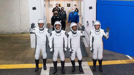 Astronaut Matthias Maurer (L), NASA Astronauten Tom Marshburn, (2L), Raja Chari (2R) und Kayla Barron (R).