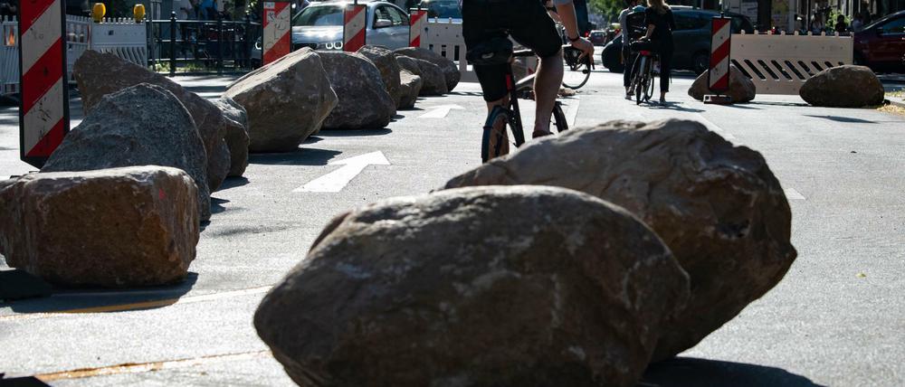 Noch vor einiger Zeit fand man sie in der Bergmannstraße. Jetzt gibt es für die 75 Tonnen Findlinge einen neuen Platz in Friedrichshain. 