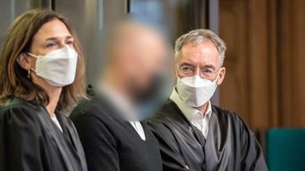 Die Anklage wirft dem Mann fahrlässige Tötung und fahrlässige Gefährdung des Straßenverkehrs vor. 