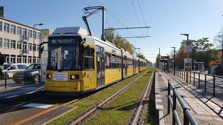 Die neue Tram auf dem Rasengleis im Groß-Berliner Damm. 