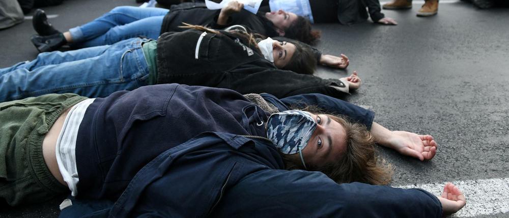 Aktivisten von Extinction Rebellion blockieren eine Straße in Rom.