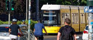 Eine Straßenbahn in Berlin-Mitte. (Symboldbild)