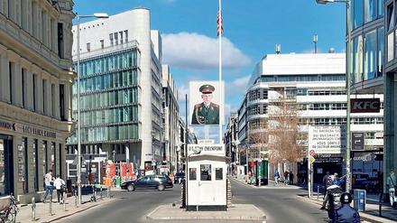 Machtprobe. Hier fuhren am 25. und am 27. Oktober 1961 Panzer auf. Die Konfrontation gehörte zu den gefährlichsten Momenten im Kalten Krieg. Sie lässt sich virtuell nacherleben. Doch der analoge Checkpoint Charlie ist nur noch Attrappe.