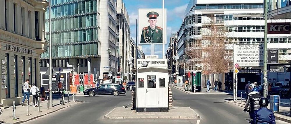 Machtprobe. Hier fuhren am 25. und am 27. Oktober 1961 Panzer auf. Die Konfrontation gehörte zu den gefährlichsten Momenten im Kalten Krieg. Sie lässt sich virtuell nacherleben. Doch der analoge Checkpoint Charlie ist nur noch Attrappe.