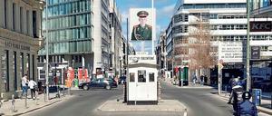 Machtprobe. Hier fuhren am 25. und am 27. Oktober 1961 Panzer auf. Die Konfrontation gehörte zu den gefährlichsten Momenten im Kalten Krieg. Sie lässt sich virtuell nacherleben. Doch der analoge Checkpoint Charlie ist nur noch Attrappe. 