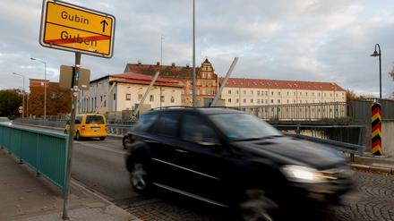 Menschen überqueren die Grenze zwischen Deutschland und Polen in Guben.