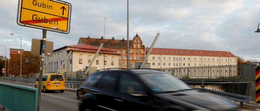 Menschen überqueren die Grenze zwischen Deutschland und Polen in Guben.